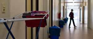 Die Zentral Erstaufnahmeeinrichtung in Eisenhüttensadt ist komplett überfüllt.