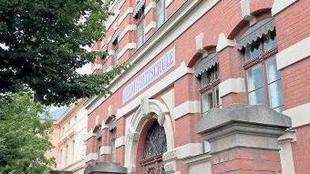 Giftiges Schuldach. Das Helmholtz-Gymnasium in der Kurfürstenstraße.