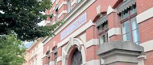 Giftiges Schuldach. Das Helmholtz-Gymnasium in der Kurfürstenstraße.