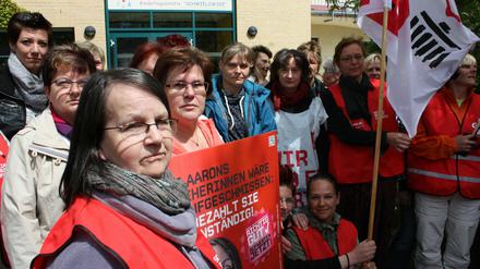Sie streiken wieder: Erzieherinnen aus der Gemeinde Schwielowsee vor der Kita Caputh.