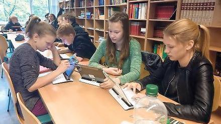 Gruppenunterricht mit Tablets. Ein Elektronikkonzern war der Sponsor.