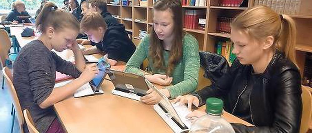 Gruppenunterricht mit Tablets. Ein Elektronikkonzern war der Sponsor.