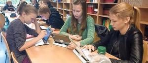 Gruppenunterricht mit Tablets. Ein Elektronikkonzern war der Sponsor.