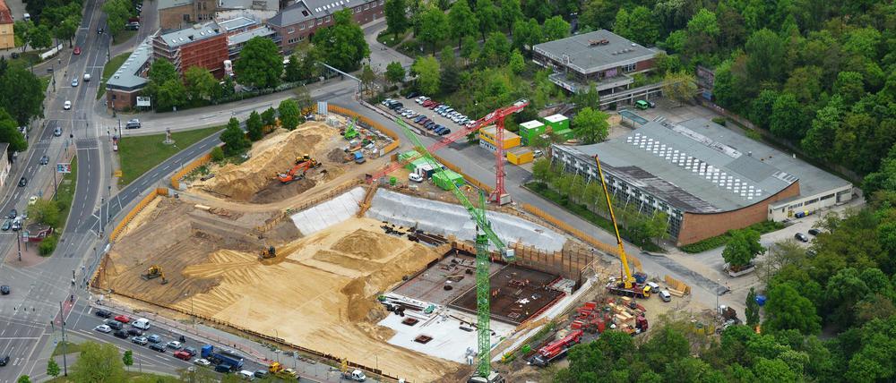 Noch bestimmen Bagger und Baukräne die Szenerie am Brauhausberg. Dort soll bald das neue Bad entstehen.
