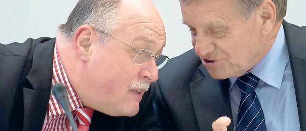 Von Anfang an kein Team? Ex-Flughafenchef Hartmut Mehdorn (r.), im März 2013 mit Horst Amann, dem früheren Technikchef am BER, im Sonderausschuss des brandenburgischen Landtages.