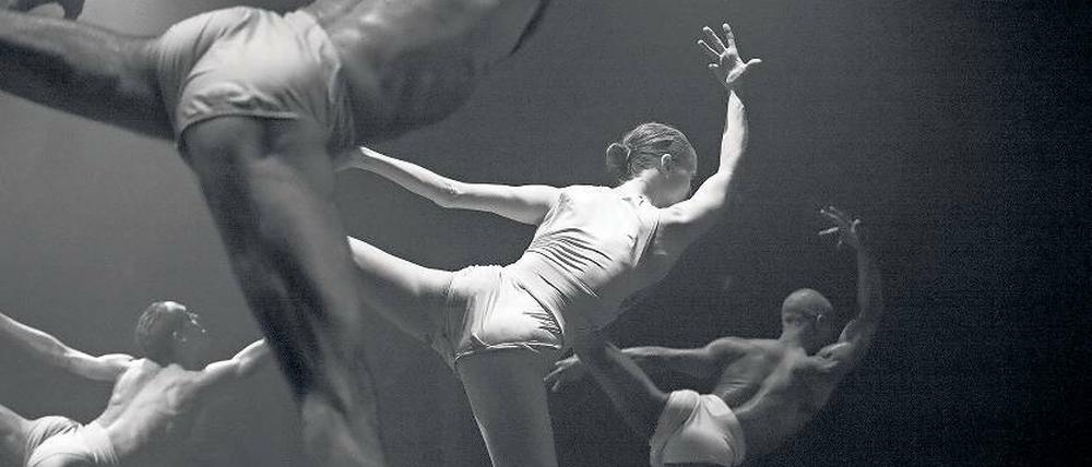 Alle fliegen im selben Netz. Die israelische Choreografin Sharon Eyal setzt bei den sechs Tänzern ihres Ensembles „L-E-V“ – hebräisch für Herz – auf Struktur, auf Gleichklang und Präzision, um die größtmögliche künstlerische Freiheit auszureizen.