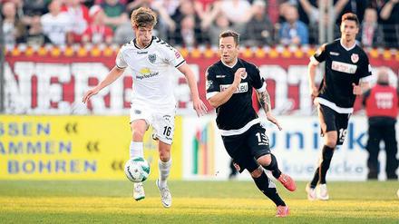 Glücksgriff für den SV Babelsberg. Leon Hellwig (l.), hier im Landespokal-Halbfinale gegen den Cottbuser Ronny Garbuschweski, avancierte in seiner ersten Saison nach Meinung von Trainer Cem Efe zum besten Spieler bei Nulldrei.
