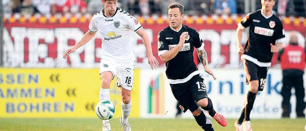 Glücksgriff für den SV Babelsberg. Leon Hellwig (l.), hier im Landespokal-Halbfinale gegen den Cottbuser Ronny Garbuschweski, avancierte in seiner ersten Saison nach Meinung von Trainer Cem Efe zum besten Spieler bei Nulldrei.