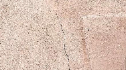 Erste Risse. Der Persiusspeicher ist trotz der Schäden sicher.