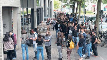 Geduld gefragt. Bewerber warten auf ihr Casting für die Serie „Homeland“.