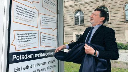 Ideen. Eine Woche lang sollen 80 Plakate zur Diskussion über die Zukunft der Stadt motivieren. Am Mittwoch enthüllte Oberbürgermeister Jann Jakobs die ersten Exemplare vor dem Rathaus.