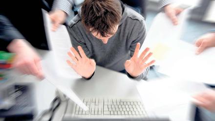 Immer mehr unter Druck. Um Belastungen am Arbeitsplatz standzuhalten, nehmen immer mehr Erwerbstätige Psychopharmaka.