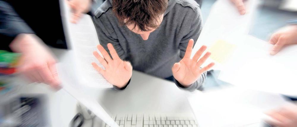 Immer mehr unter Druck. Um Belastungen am Arbeitsplatz standzuhalten, nehmen immer mehr Erwerbstätige Psychopharmaka.