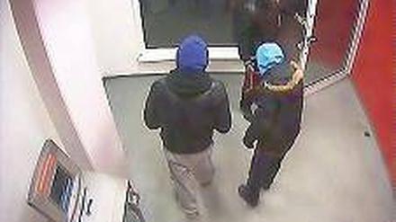 Die Gesuchten. Die drei Diebe versuchten, einen Automaten zu knacken.