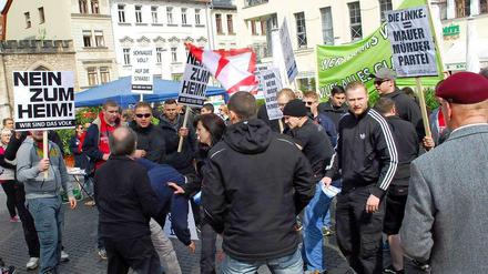 Rechtsextreme stürmen 1. Mai-Kundgebung in Weimar.
