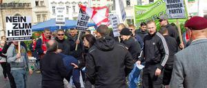 Rechtsextreme stürmen 1. Mai-Kundgebung in Weimar.