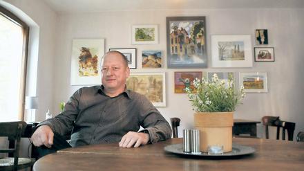 Von Kunst umgeben. Torge Kieburg in seinem Galeriecafé Matschke.