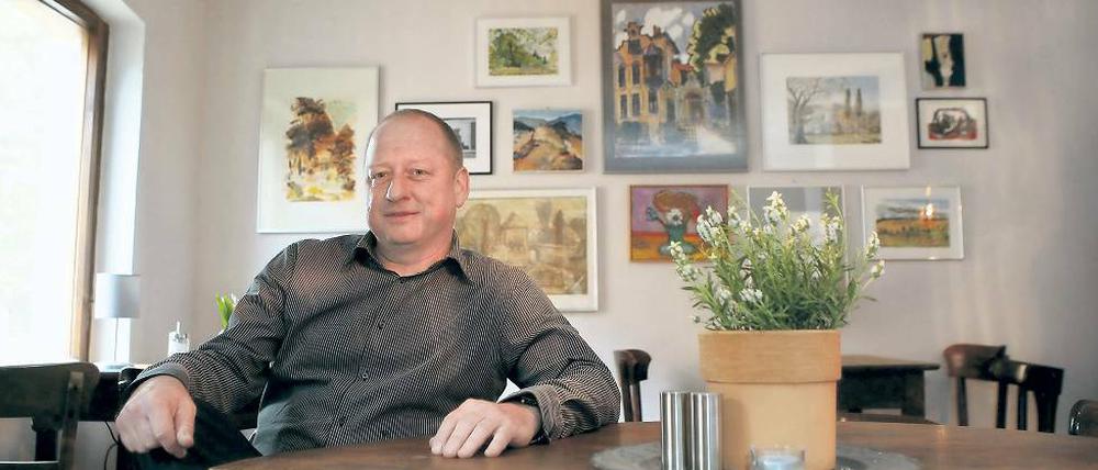 Von Kunst umgeben. Torge Kieburg in seinem Galeriecafé Matschke.