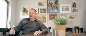 Von Kunst umgeben. Torge Kieburg in seinem Galeriecafé Matschke.
