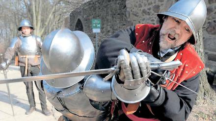 Bloß nicht fallen. Wer einmal liegt, kommt ohne Knappen schwerlich wieder auf die Beine. Beim Ritterfest im Volkspark kann man am Wochenende auch Schwertkämpfern zusehen und auf dem Markt eigenes Ritterzubehör erstehen.