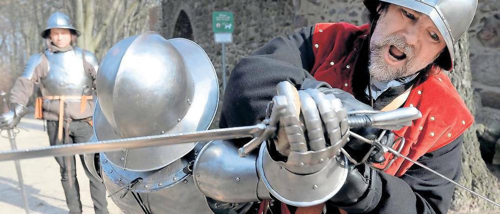 Bloß nicht fallen. Wer einmal liegt, kommt ohne Knappen schwerlich wieder auf die Beine. Beim Ritterfest im Volkspark kann man am Wochenende auch Schwertkämpfern zusehen und auf dem Markt eigenes Ritterzubehör erstehen.