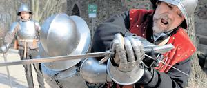 Bloß nicht fallen. Wer einmal liegt, kommt ohne Knappen schwerlich wieder auf die Beine. Beim Ritterfest im Volkspark kann man am Wochenende auch Schwertkämpfern zusehen und auf dem Markt eigenes Ritterzubehör erstehen.