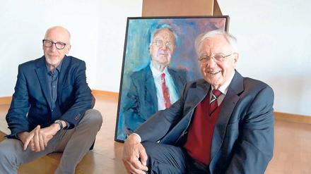 Zu dritt. Der Maler Johannes Heisig (l.) und Brandenburgs früherer Ministerpräsident Manfred Stolpe (SPD) mit dem neuen Porträt-Gemälde von Stolpe.