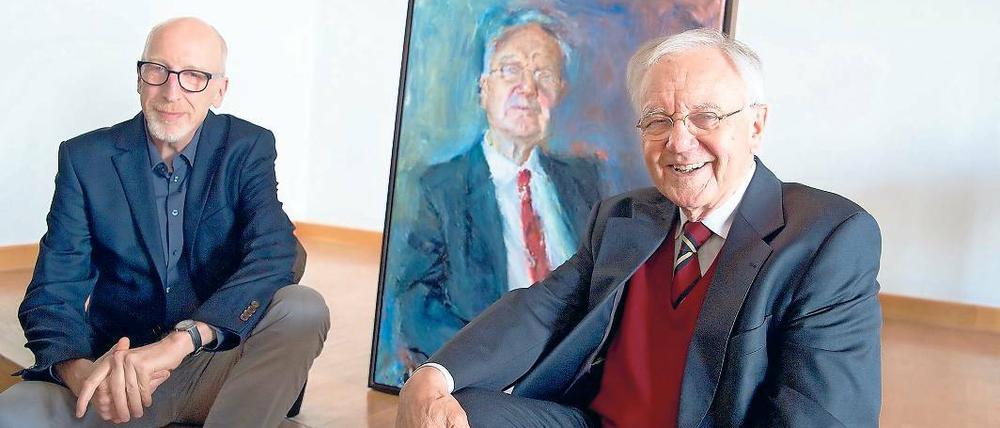 Zu dritt. Der Maler Johannes Heisig (l.) und Brandenburgs früherer Ministerpräsident Manfred Stolpe (SPD) mit dem neuen Porträt-Gemälde von Stolpe.