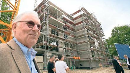 Fürstlich wohnen. Die Stadtvillen an der Esplanade sollen ab dem Frühjahr bezogen werden. Aufsichtsratsvorsitzender Franz Friedrich Prinz von Preussen schaute sich das Projekt seines Unternehmens an.