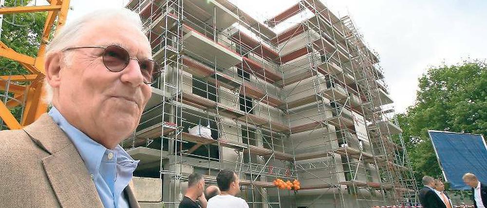 Fürstlich wohnen. Die Stadtvillen an der Esplanade sollen ab dem Frühjahr bezogen werden. Aufsichtsratsvorsitzender Franz Friedrich Prinz von Preussen schaute sich das Projekt seines Unternehmens an.