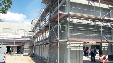 Der Rohbau steht. Anfang 2016 soll die neue Sporthalle eingeweiht werden.