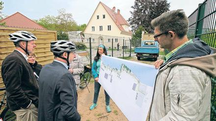 Grünen-Baudezernent Matthias Klipp (l.) und Oberbürgermeister Jann Jakobs (M.) lassen sich die Planungen für das letzte Stück Uferweg an der Vorderkappe zeigen.