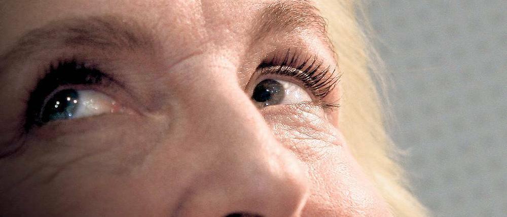 Mal mit den Augäpfeln wackeln. Marianne Boness hat ein Ausgleichsprogramm für den Arbeitsplatz entwickelt, eine Art Augenyoga. Sie selbst sieht damit wieder scharf.