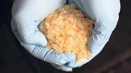Gefährlich. Crystal Meth kann bei Abhängigen irreparable Schäden verursachen, die vergleichbar mit frühen Stadien der Demenz und Schizophrenie sind.