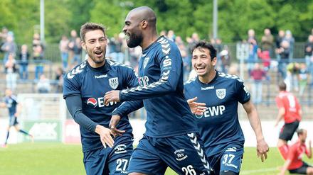 Ungewohntes Gefühl bei einem Heimspiel im Jahr 2015. Die Babelsberger Maximilian Zimmer, Joaquim Makangu und Enes Uzun (v.l.) feiern einen Treffer und letztlich einen Sieg im Karl-Liebknecht-Stadion.