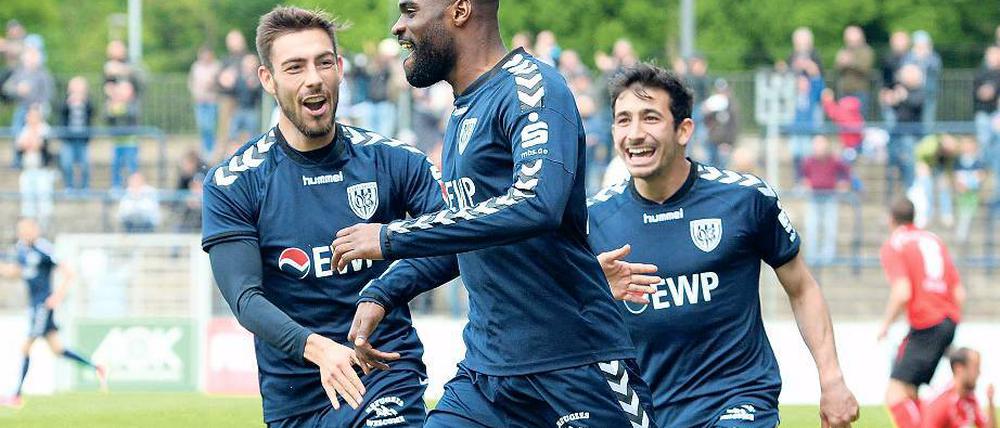 Ungewohntes Gefühl bei einem Heimspiel im Jahr 2015. Die Babelsberger Maximilian Zimmer, Joaquim Makangu und Enes Uzun (v.l.) feiern einen Treffer und letztlich einen Sieg im Karl-Liebknecht-Stadion.