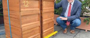 Von Bienen umschwirrt. Michael Grubert auf dem Rathausbalkon.