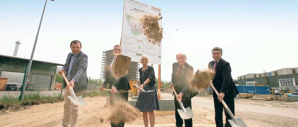 BN-Umwelt-Chef Frank Zörner, Step-Geschäftsführer Enrico Mulder, die Beigeordnete Elona Müller-Preinesberger (parteilos), der Geschäftsführer der Stadtwerke Potsdam, Wilfried Böhme, und der zweite Step-Geschäftsführer Burkhardt Greiff (v.l.) beim ersten Spatenstich.