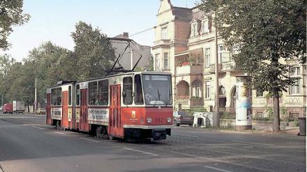 Ein historische Tatrabahn bringt Besucher am Freitag heil zum Brückenfest.