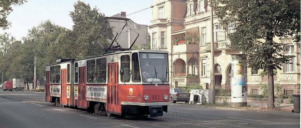 Ein historische Tatrabahn bringt Besucher am Freitag heil zum Brückenfest.