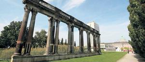Noch im Lustgarten. Bald soll die Kolonnade am Stadtschloss stehen. Im Zweiten Weltkrieg wurde sie teilweise zerstört, doch die letzten Jahrzehnte haben dem Sandstein heftig zugesetzt.