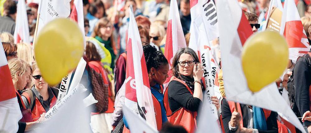 Etwa 1000 Erzieher aus brandenburgischen Kindergärten demonstrierten am Montag in Potsdam für bessere Bezahlung.