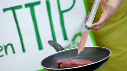 TTIP-Gegner demonstrierten in Hamburg mit einem "T-Bone-Steak vom geklonten Rind mit Hormon-Jus". Auch in Potsdam-Mittelmark gibt es Zweifel am Freihandelsabkommen.