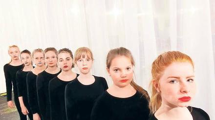 Kaum geschminkt, schon weiblich. Ausschließlich Mädchen spielen in der neuen Produktion des Theaterjugendclubs unter Leitung von Annabel Cadeddu, die sich mit Geschlechteridentitäten im Rahmen ihrer Bachelorarbeit auseinandersetzt.