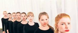 Kaum geschminkt, schon weiblich. Ausschließlich Mädchen spielen in der neuen Produktion des Theaterjugendclubs unter Leitung von Annabel Cadeddu, die sich mit Geschlechteridentitäten im Rahmen ihrer Bachelorarbeit auseinandersetzt.