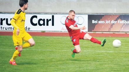 Tor aus spitzem Winkel. Tobias Grundler traf zum 1:0 für den SVB.