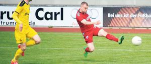 Tor aus spitzem Winkel. Tobias Grundler traf zum 1:0 für den SVB.