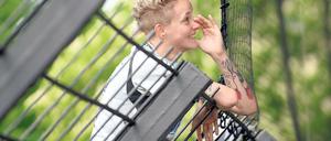 Zaungast Anna Sarholz. Die Torhüterin kletterte nach Spielschluss auf das Absperrgitter der Osttribüne und bedankte sich bei den Fans, ihren Freunden und der Familie für die Unterstützung.