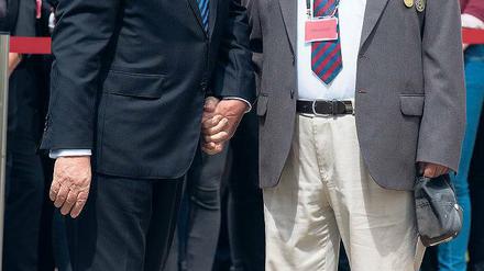 Hand in Hand. Bundespräsident Joachim Gauck und der sowjetische Kriegsveteran Solomatin Pjotr Timofejewitsch beim Gedenken an den 70. Jahrestag des Kriegsendes auf dem sowjetischen Soldatenfriedhof in Lebus.