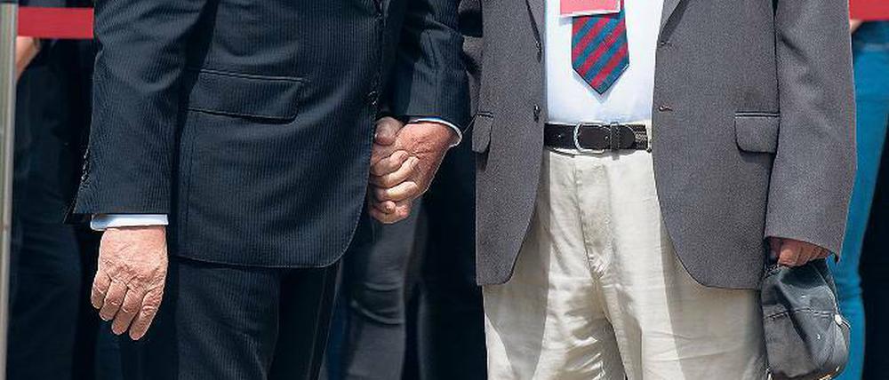 Hand in Hand. Bundespräsident Joachim Gauck und der sowjetische Kriegsveteran Solomatin Pjotr Timofejewitsch beim Gedenken an den 70. Jahrestag des Kriegsendes auf dem sowjetischen Soldatenfriedhof in Lebus.